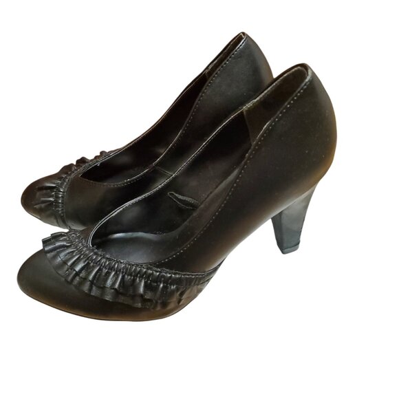 Black 4" Heels With Ruffle Design Size 7 - Picture 2 of 5
